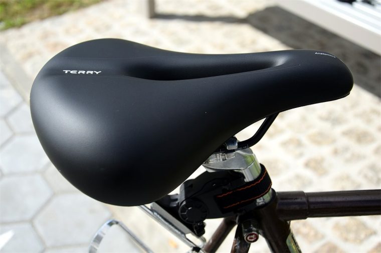 Sella da bicicletta con canale anatomico centrale, montata su una bici da città