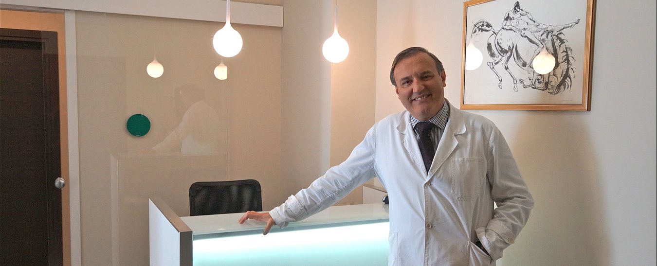 Il Dott. Giorgio Del Noce nella reception dello studio di Via San Pio V a Torino