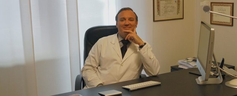 Il Dott. Giorgio Del Noce alla scrivania dello studio di Torino