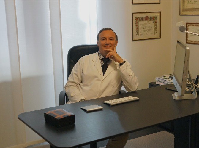 Il Dott. Del Noce nello studio dove esegue le visite urologiche